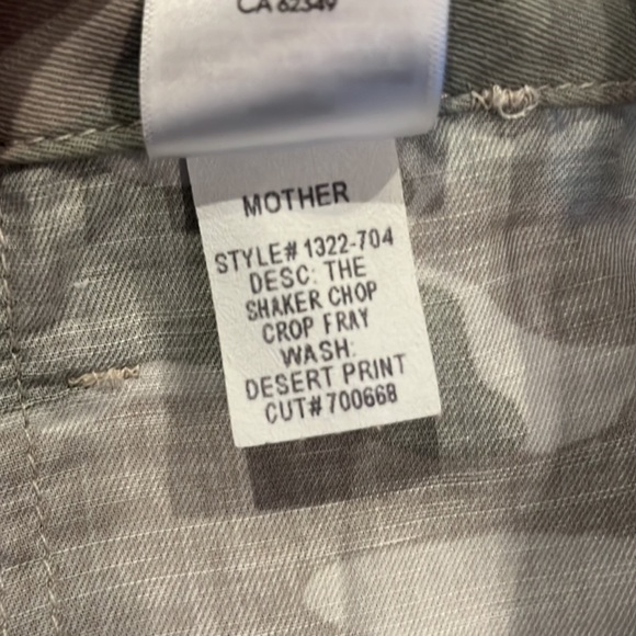 MOTHER The Shaker Chop Crop Fray Pant in Desert Print - Picture 11 of 12